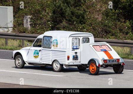 Vieille Citroën 2CV fourgonnette avec remorque un déménagement sur l'autoroute A5 près de Francfort Banque D'Images