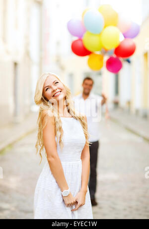 Couple avec ballons colorés Banque D'Images