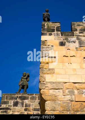 Statues de la barbacane à Alnwick Castle Alnwick Northumberland England Banque D'Images