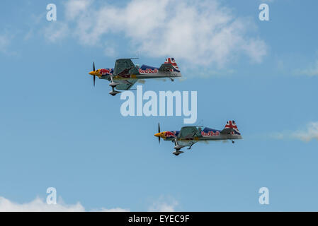 Le Red Bull Matadors aerobatic team voler leurs avions XtremeAir XA41 en formation Banque D'Images