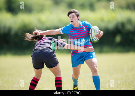 Les joueurs de rugby féminin en action. Banque D'Images