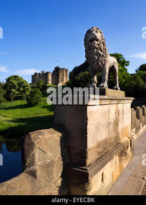 Le Lion Bridge et Alnwick Castle Alnwick Northumberland England Banque D'Images