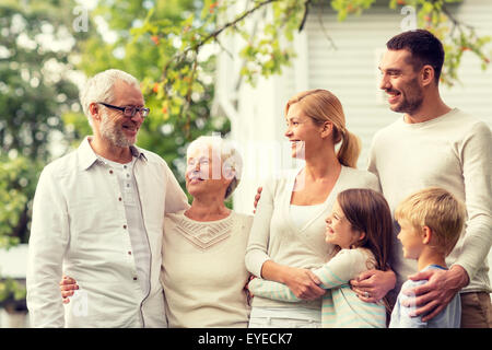 Happy Family in front of house outdoors Banque D'Images