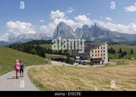 Randonneurs sur le plateau au-dessus de Siusi, le Tyrol du Sud ville de Ortisei-Sankt Ulrich dans les Dolomites, en Italie. Banque D'Images