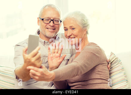 Happy senior couple avec le smartphone à la maison Banque D'Images