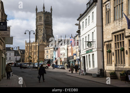 Eglise et bâtiments historiques dans le centre-ville, Cirencester, Gloucestershire, Angleterre, Royaume-Uni, Banque D'Images