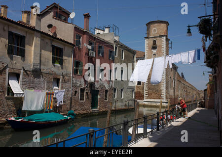 Lave-se bloque sur un canal étroit dans le quartier Castello de Venise, Italie. Banque D'Images