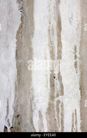 Les coups de pinceau et de la peinture coulures sur le mur de béton Banque D'Images