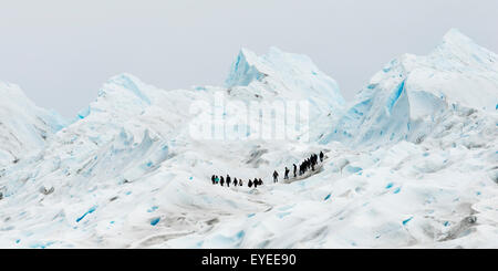 Les touristes à pied sur le Glacier Perito Moreno, le Parc National Los Glaciares, province de Santa Cruz, Argentine Banque D'Images