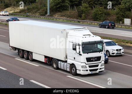 Camion MAN TGX 18,440 truc transporte une remorque sur l'autoroute Banque D'Images