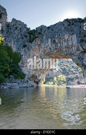 Kayak à travers le pont d'Arc dans les gorges de l'Ardèche rivière. La France. Banque D'Images