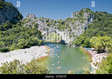 Kayak à travers le pont d'Arc dans les gorges de l'Ardèche rivière. La France. Banque D'Images