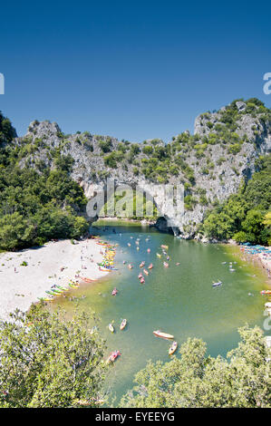 Kayak à travers le pont d'Arc dans les gorges de l'Ardèche rivière. La France. Banque D'Images