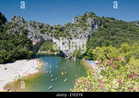 Kayak à travers le pont d'Arc dans les gorges de l'Ardèche rivière. La France. Banque D'Images