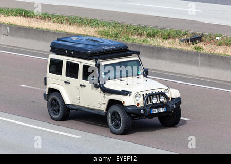 Jeep Wrangler Unlimited, avec un toit tente fort se déplaçant rapidement sur l'autoroute A5. Le 26 juillet 2015 à Francfort-sur-Main, Allemagne Banque D'Images