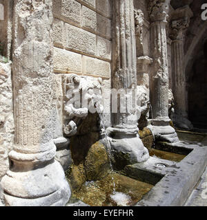 Ouverture faible image de la fontaine Rimondi dans Petychaki Square à Rethymnon, une attraction touristique très fréquenté. Banque D'Images