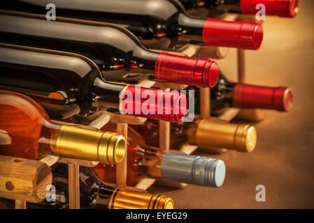 Les bouteilles de vin racks en bois empilé sur tourné avec peu de profondeur de champ Banque D'Images