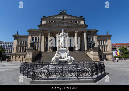 Gendarmenmarkt Berlin, Allemagne - statue en face de concert house berlin Banque D'Images