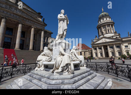 Gendarmenmarkt Berlin, Allemagne - Statue devant les concerts berlin et dôme français Banque D'Images