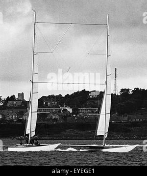 AJAXNETPHOTO. - OCT 29th, 1976. PORTLAND, en Angleterre. - Semaine de VITESSE DE WEYMOUTH - CATAMARAN CROSSBOW II À LA VITESSE SUR LE PORT DE PORTLAND. PHOTO:JONATHAN EASTLAND/AJAX REF:7629101 30175  Banque D'Images