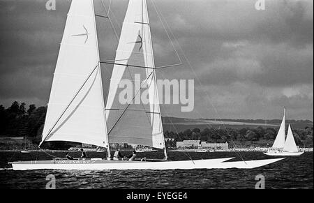 AJAXNETPHOTO. - OCT 29th, 1976. PORTLAND, en Angleterre. - Semaine de VITESSE DE WEYMOUTH - CATAMARAN CROSSBOW II À LA VITESSE SUR LE PORT DE PORTLAND. PHOTO:JONATHAN EASTLAND/AJAX REF:7629101 Données d' X Banque D'Images