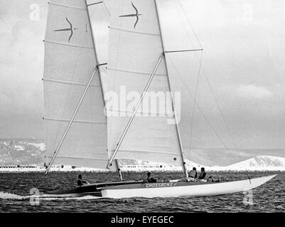 AJAXNETPHOTO. - OCT 29th, 1976. PORTLAND, en Angleterre. - Semaine de VITESSE DE WEYMOUTH - CATAMARAN CROSSBOW II À LA VITESSE SUR LE PORT DE PORTLAND. PHOTO:JONATHAN EASTLAND/AJAX REF:3  76 WEY Banque D'Images