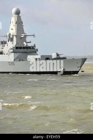 AJAXNETPHOTO. - 6e mai, 2015. - PORTSMOUTH, Angleterre. - TYPE 45 destroyer HMS DRAGON ARRIVANT AU PORT APRÈS LONGUE MISSION. photo:JONATHAN EASTLAND/AJAX REF:37938 SRD150605 Banque D'Images