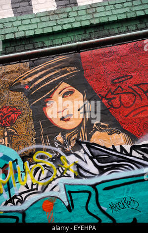 Shepard Fairey's 'Peace' poster garde et graffiti. Hosier Lane, Melbourne, Victoria, Australie Banque D'Images