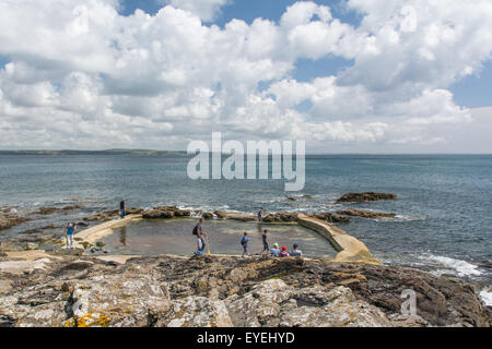 Mousehole, Cornwall, UK. 28 juillet 2015. Météo britannique. Les familles appréciant les temps chaud et ensoleillé à Mousehole, Cornwall donnant sur Mounts Bay. Banque D'Images