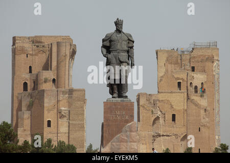 Statue d'Amir Timur et palace gateway, Ak Sarai palace ; Shakhrisabz, Ouzbékistan Banque D'Images