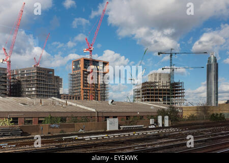 Site de construction vu à travers la fenêtre du train en direction de la station de Vauxhall Lodon,UK (St George Wharf Tower sur la droite) Banque D'Images