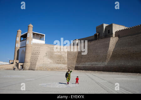 Porte de l'arche et la forteresse ; Registan Boukhara, Ouzbékistan Banque D'Images