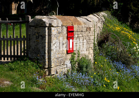 Postbox mur dans le village de Cotswold Little Tew Banque D'Images