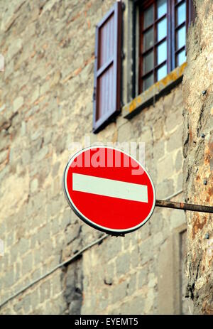 Aucun signe de la route d'accès dans une rue italienne Banque D'Images