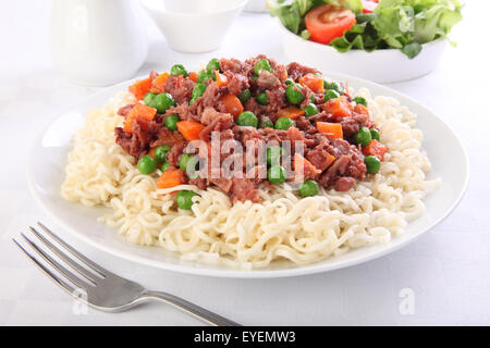 Le corned-beef avec des nouilles Banque D'Images