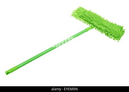 Mop en microfibre vert avec un manche en plastique isolé sur fond blanc. Banque D'Images