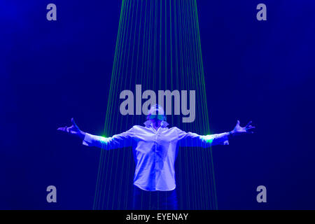 Londres, Royaume-Uni. 28 juillet 2015. Sur la photo : stunt en lévitation avec le magicien Jamie Allan. Impossible, le plus grand spectacle de magie depuis des décennies, sont les premières de Noel Coward Theatre à Londres. Magiciens et illusionnistes comme Jamie Allan, Damien O'Brien, Ali Cook, Chris Cox, Jonathan Goodwin, Ben hart, Luis de Matos et Katherine Mills se produira dans le spectacle réalisé par Anthony Owen du 25 juillet au 29 août 2015. Banque D'Images