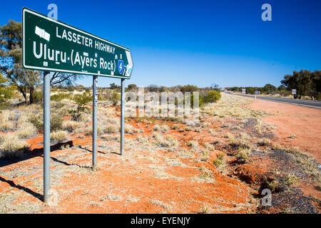 Un panneau routier diriger vers Uluru sur le territoire du Nord, Australie Banque D'Images