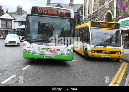 Dolgellau, Gwynedd, Pays de Galles, deux des bus locaux dans la région de Eldon Square dans le centre de Dolgellau en Juillet Banque D'Images