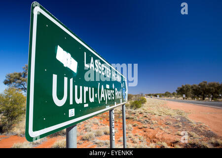 Un panneau routier diriger vers Uluru sur le territoire du Nord, Australie Banque D'Images