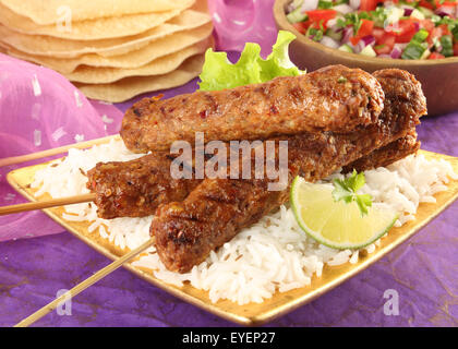 KEEMA KOFTE INDIENNES SUR LE RIZ brochettes Banque D'Images