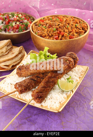 KEEMA KOFTE INDIENNES SUR LE RIZ brochettes Banque D'Images