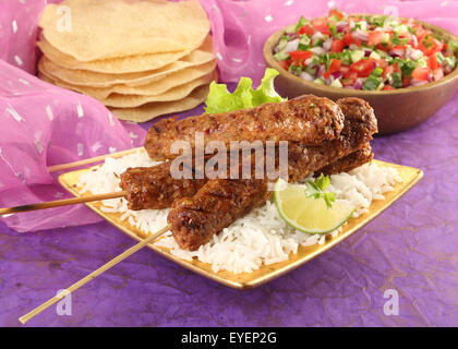 KEEMA KOFTE INDIENNES SUR LE RIZ brochettes Banque D'Images