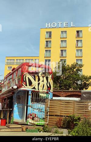 Street art / graffiti en face de l'hôtel à Berlin, Allemagne Banque D'Images