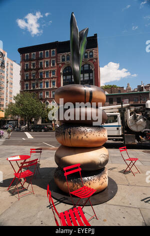 'Tout' par l'artiste Hanna Liden est sur voir dans Ruth Wittenberg Triangle dans Greenwich Village à New York le mercredi, Juillet 22, 2015. Le styrène et sculptures en polyuréthane sont sur voir dans Wittenberg Triangle et Hudson River Park. L'artiste suédois a découvert des bagels sur son déménagement à New York en 1998 et qu'ils les considèrent comme une "icône de la vie urbaine". L'art sera jusqu'au 24 août et 20 octobre respectivement. (© Richard B. Levine) Banque D'Images