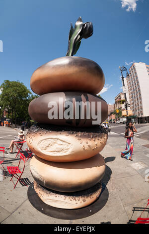 'Tout' par l'artiste Hanna Liden est sur voir dans Ruth Wittenberg Triangle dans Greenwich Village à New York le mercredi, Juillet 22, 2015. Le styrène et sculptures en polyuréthane sont sur voir dans Wittenberg Triangle et Hudson River Park. L'artiste suédois a découvert des bagels sur son déménagement à New York en 1998 et qu'ils les considèrent comme une "icône de la vie urbaine". L'art sera jusqu'au 24 août et 20 octobre respectivement. (© Richard B. Levine) Banque D'Images