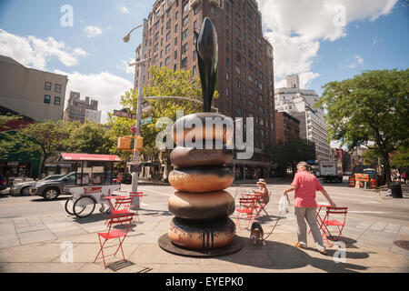 'Tout' par l'artiste Hanna Liden est sur voir dans Ruth Wittenberg Triangle dans Greenwich Village à New York le mercredi, Juillet 22, 2015. Le styrène et sculptures en polyuréthane sont sur voir dans Wittenberg Triangle et Hudson River Park. L'artiste suédois a découvert des bagels sur son déménagement à New York en 1998 et qu'ils les considèrent comme une "icône de la vie urbaine". L'art sera jusqu'au 24 août et 20 octobre respectivement. (© Richard B. Levine) Banque D'Images