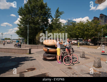 'Tout' par l'artiste Hanna Liden est sur voir dans Hudson River Park à Greenwich Village à New York le mercredi, Juillet 22, 2015. Le styrène et bagel en polyuréthane sont des sculptures sur voir dans Wittenberg Triangle et Hudson River Park. L'artiste suédois a découvert des bagels sur son déménagement à New York en 1998 et qu'ils les considèrent comme une "icône de la vie urbaine". L'art sera jusqu'au 24 août et 20 octobre respectivement. (© Richard B. Levine) Banque D'Images