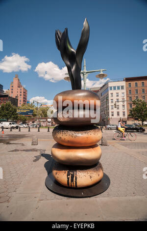 'Tout' par l'artiste Hanna Liden est sur voir dans Hudson River Park à Greenwich Village à New York le mercredi, Juillet 22, 2015. Le styrène et bagel en polyuréthane sont des sculptures sur voir dans Wittenberg Triangle et Hudson River Park. L'artiste suédois a découvert des bagels sur son déménagement à New York en 1998 et qu'ils les considèrent comme une "icône de la vie urbaine". L'art sera jusqu'au 24 août et 20 octobre respectivement. (© Richard B. Levine) Banque D'Images