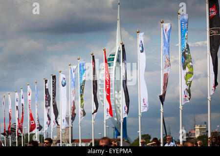 Les drapeaux à l'Admirals Cup courses au large de Portsmouth avec spinnaker tower Banque D'Images